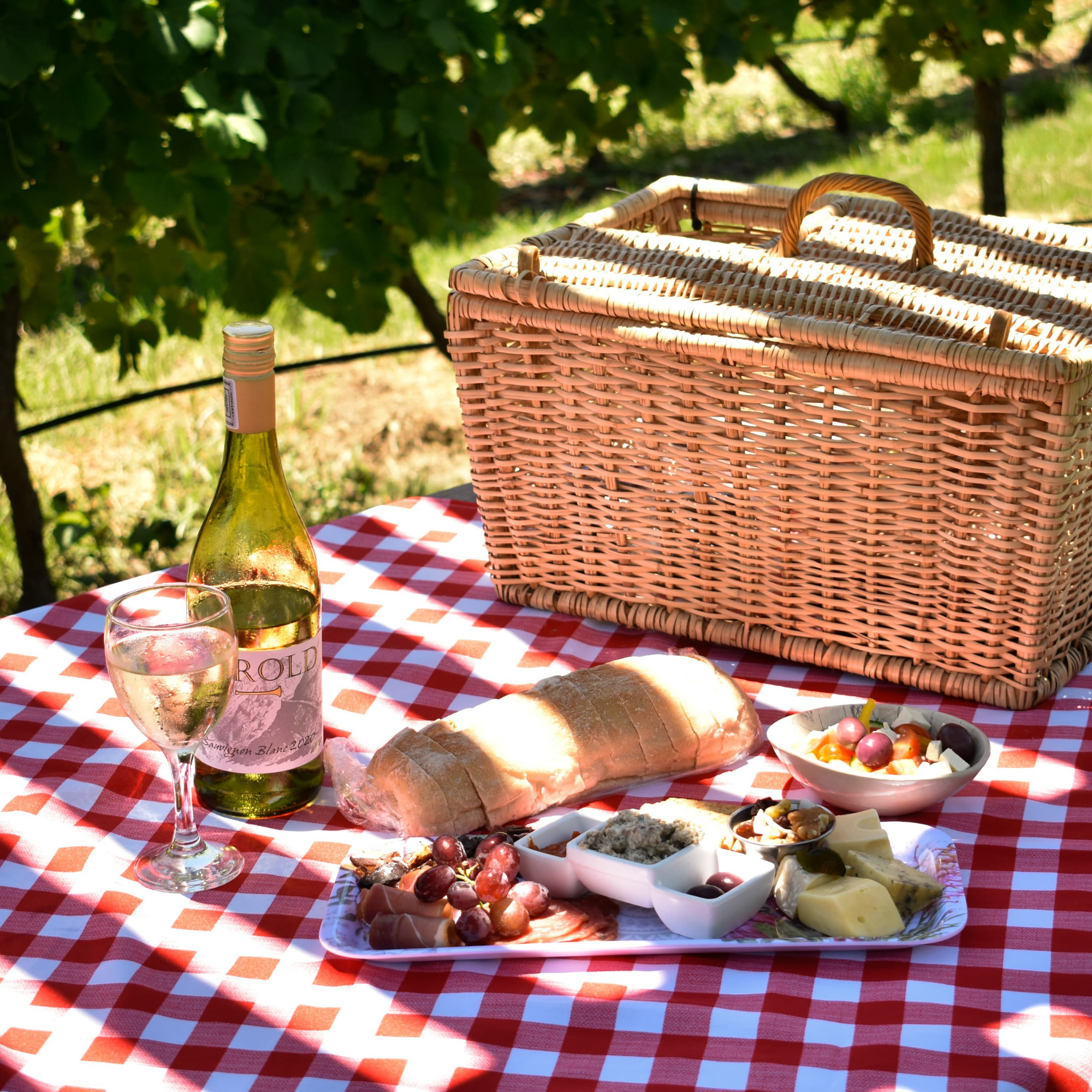 Restaurants & Places to Eat. Picnic basket, wine. Herold Wines.